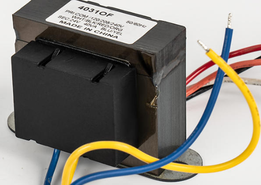 Är det normalt att en lågfrekvent luftkonditioneringstransformator blir varm?