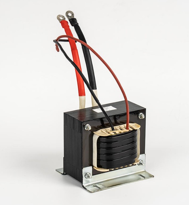 Vilka fenomen orsakar kärnmättnad i en invertertransformator?